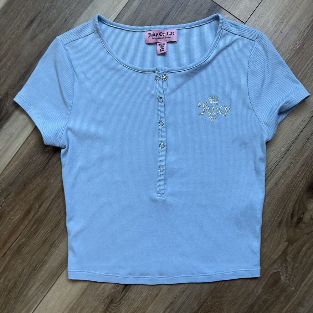 Juicy Couture Baby Blue Ribbed Henley Crop Top Rhinestone Logo Snap Front XS Y2K
